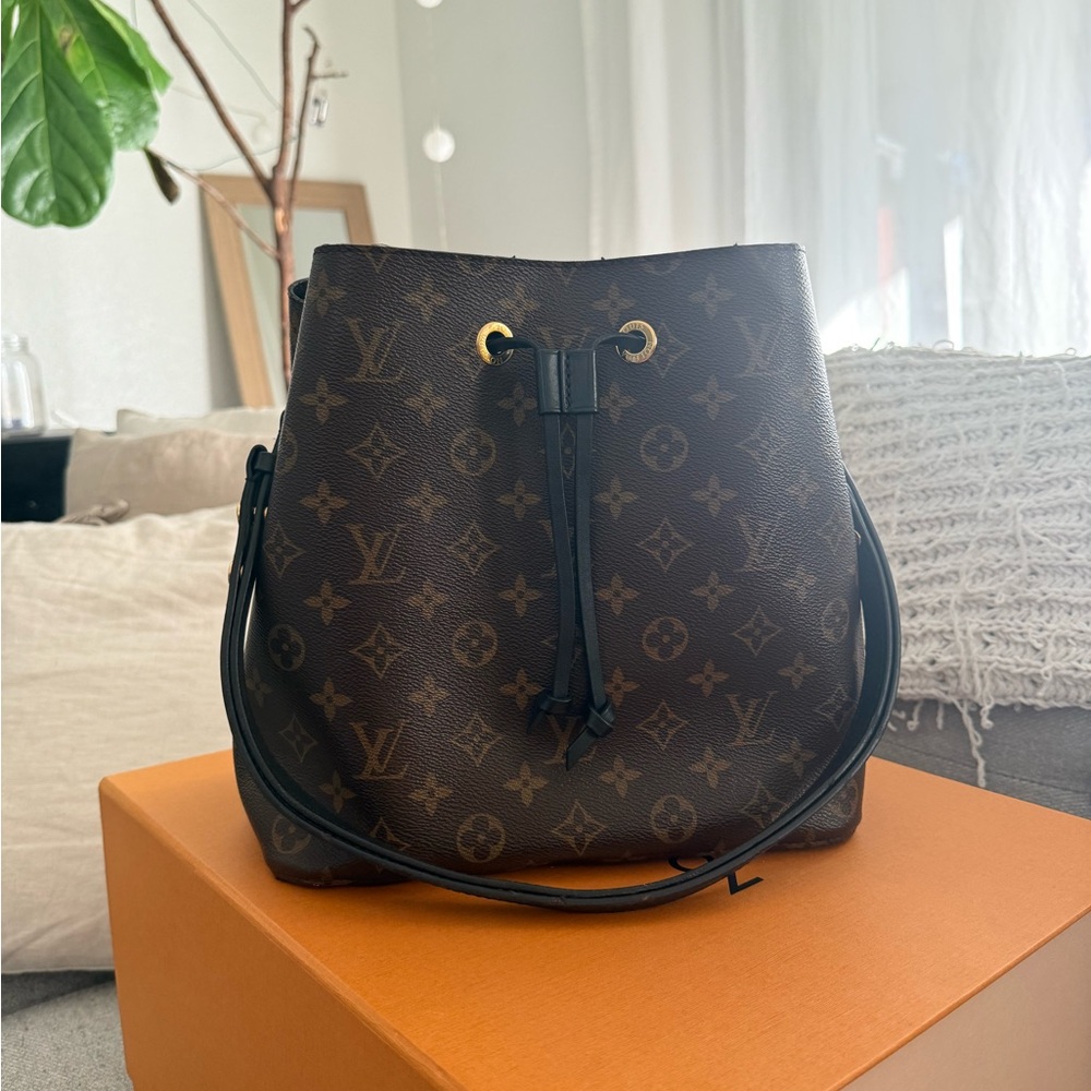 Louis Vuitton Neonoe MM Monogram Bag